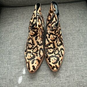 Gorgeous animal print boots, size 8 1/2 by Gianni Bini